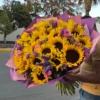 ramo de 30 girasoles con 12 rosas acompañadas de estatice