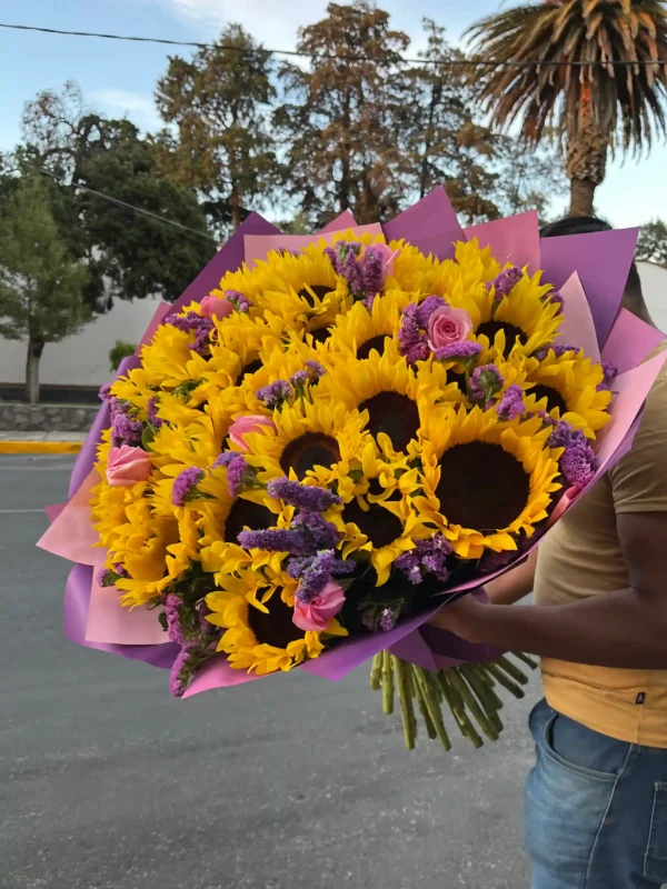 ramo de 30 girasoles con 12 rosas acompañadas de estatice