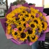 ramo de 30 girasoles con 12 rosas acompañadas de estatice