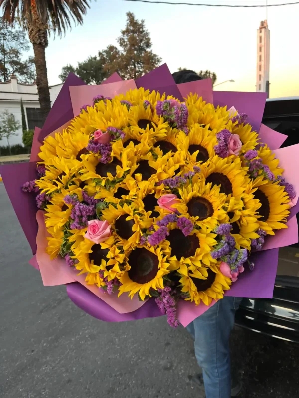 ramo de 30 girasoles con 12 rosas acompañadas de estatice