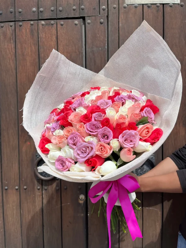 ramo de 100 rosas en tonos pastel, envuelta en yute