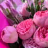 ramo de rosa inglesa con lisianthus en tonos rosas fuertes