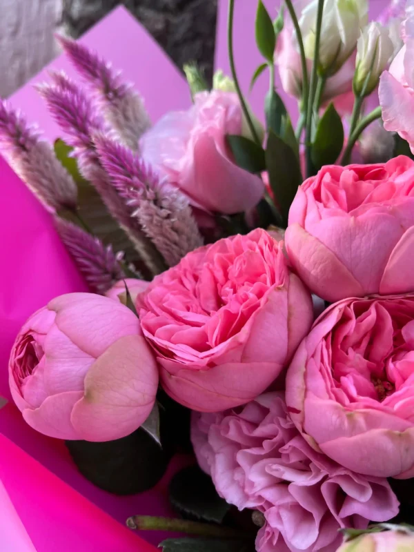 ramo de rosa inglesa con lisianthus en tonos rosas fuertes