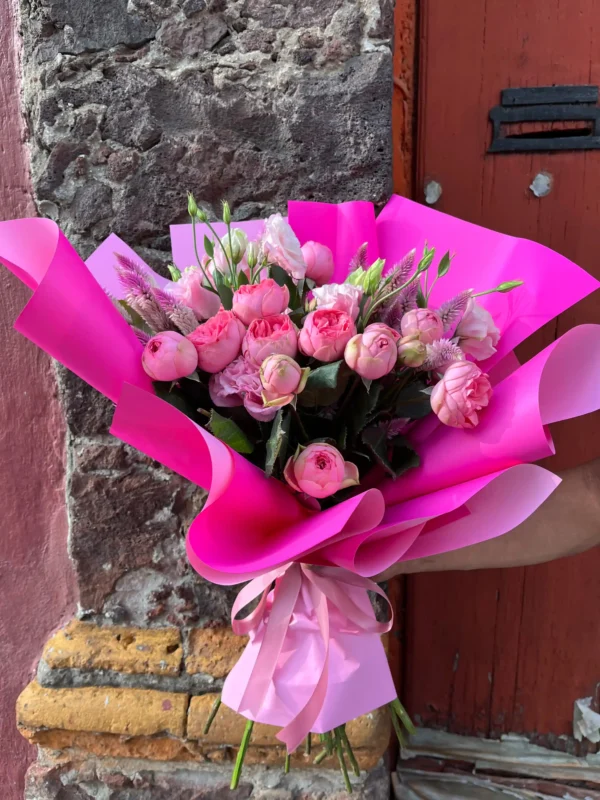 ramo de rosa inglesa con lisianthus en tonos rosas fuertes