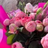 ramo de rosa inglesa con lisianthus en tonos rosas fuertes