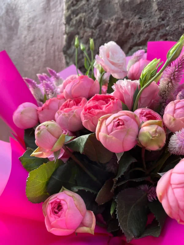 ramo de rosa inglesa con lisianthus en tonos rosas fuertes