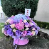 arreglo de rosas con hertensias, mini rosa, liaianthus y follajes finos en caja de mdf