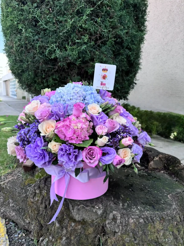 arreglo de rosas con hertensias, mini rosa, liaianthus y follajes finos en caja de mdf