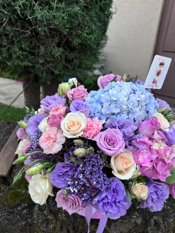 arreglo de rosas con hertensias, mini rosa, liaianthus y follajes finos en caja de mdf