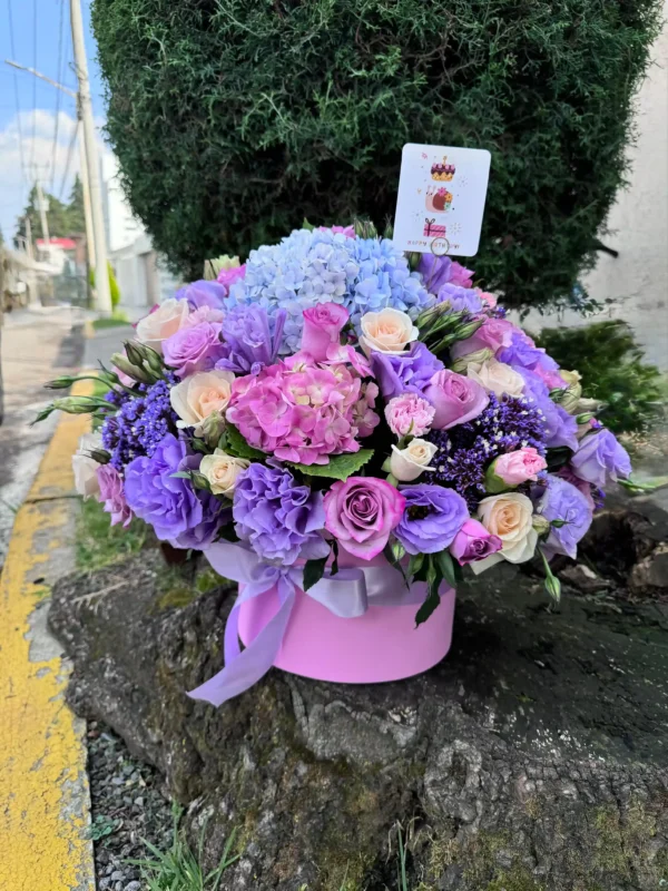 arreglo de rosas con hertensias, mini rosa, liaianthus y follajes finos en caja de mdf