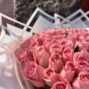 Ramo de 75 rosas en color rosa envueltas en papel coreano