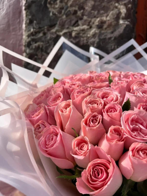 Ramo de 75 rosas en color rosa envueltas en papel coreano