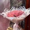 Ramo de 75 rosas en color rosa envueltas en papel coreano