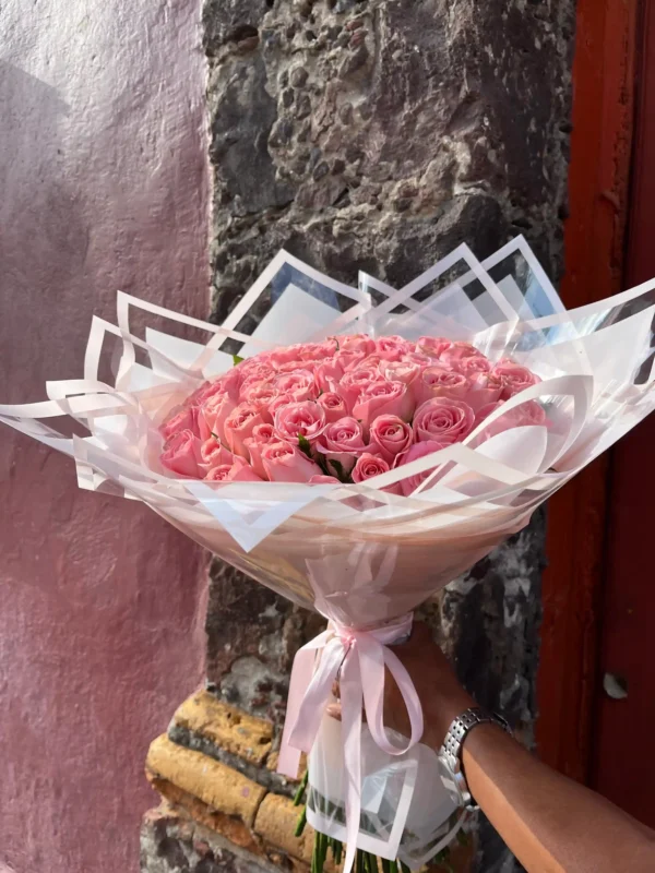 Ramo de 75 rosas en color rosa envueltas en papel coreano