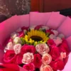 ramo de 40 rosas en color fucsia y rosa con girasol en el centro