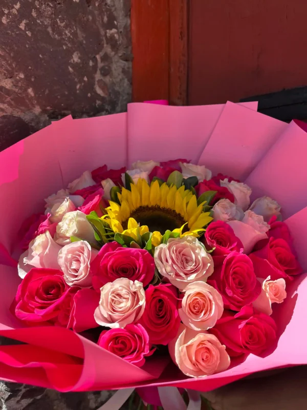ramo de 40 rosas en color fucsia y rosa con girasol en el centro