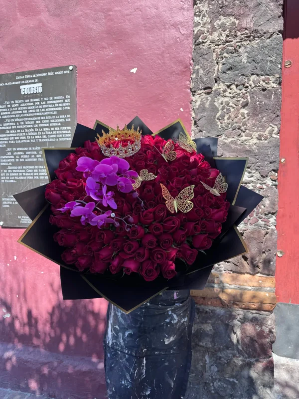 ramo_200_rosas_con_orquidea ramo de 200 rosas rojas con 2 varas de orquidea y accesorios
