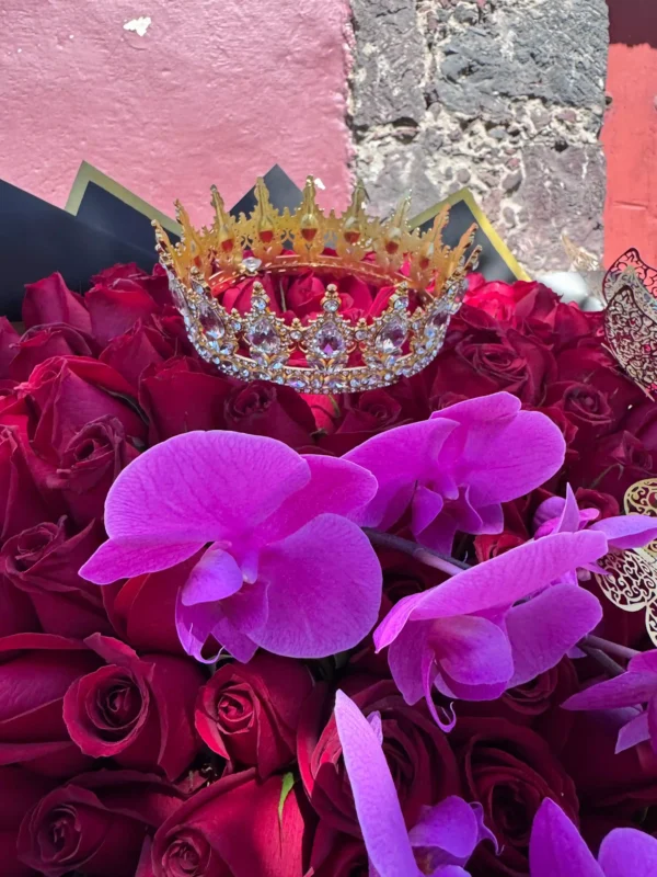 ramo de 200 rosas rojas con 2 varas de orquidea y accesorios