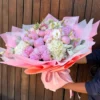 Ramo de 30 peonias con hortensias blancas y lisianthus rosa