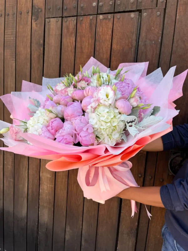 Ramo de 30 peonias con hortensias blancas y lisianthus rosa