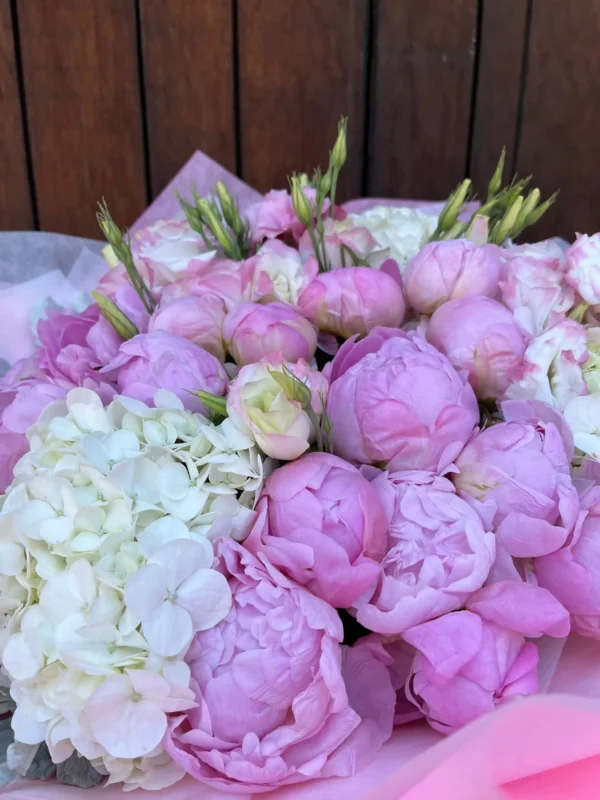 Ramo de 30 peonias con hortensias blancas y lisianthus rosa