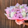 Ramo de 30 peonias con hortensias blancas y lisianthus rosa