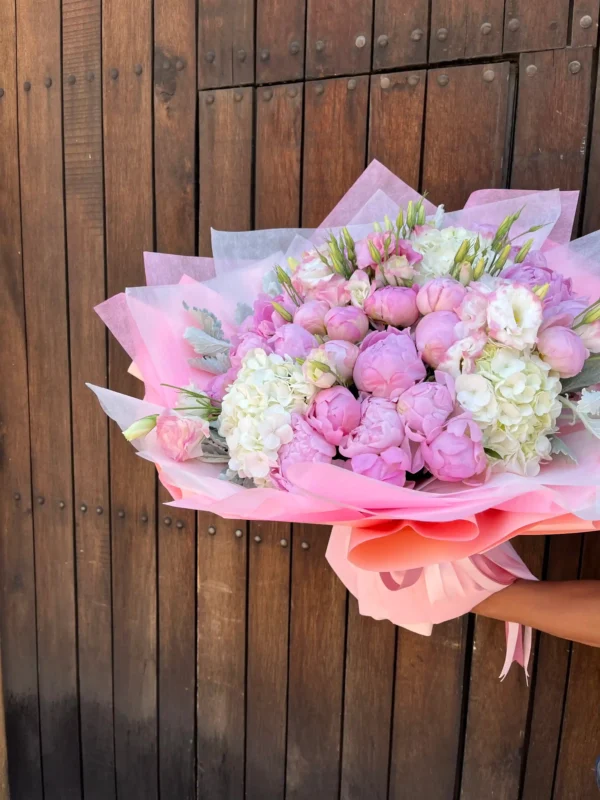 Ramo de 30 peonias con hortensias blancas y lisianthus rosa