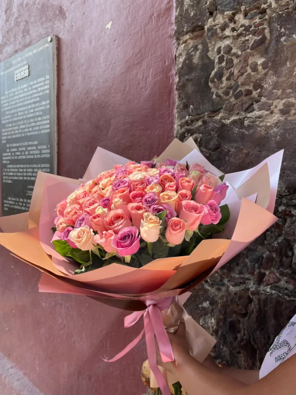 ramo de 100 rosas en colores rositas