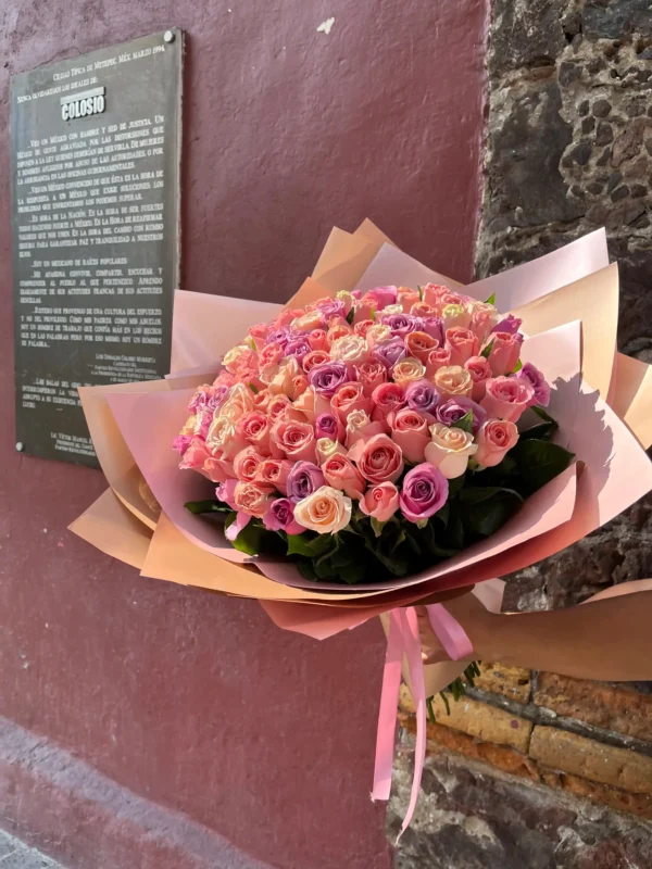 ramo de 100 rosas en colores rositas