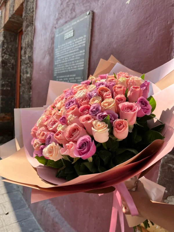 ramo de 100 rosas en colores rositas