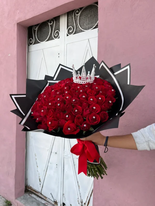 ramo_de_100_rosas_rojas_con_corona RAMO DE 100 ROSAS ROJAS CON CORONA Y DIAMANTES