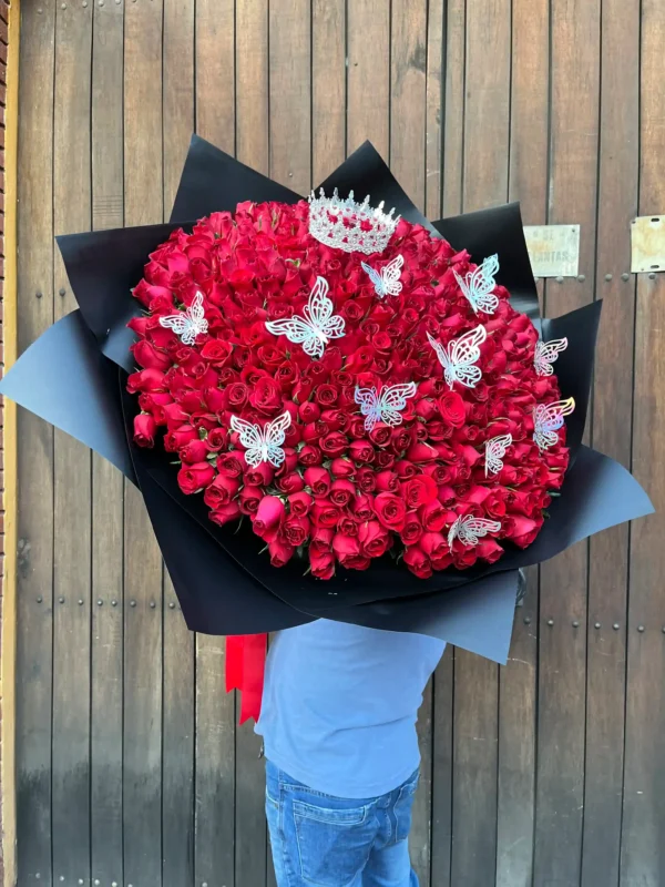ramo de 400 rosas rojas con corona y mariposas