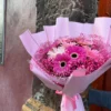 ramo de 10 gerberas con nubecita en colores rosas