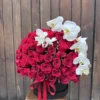 caja elegante de rosas rojas con orquideas blancas