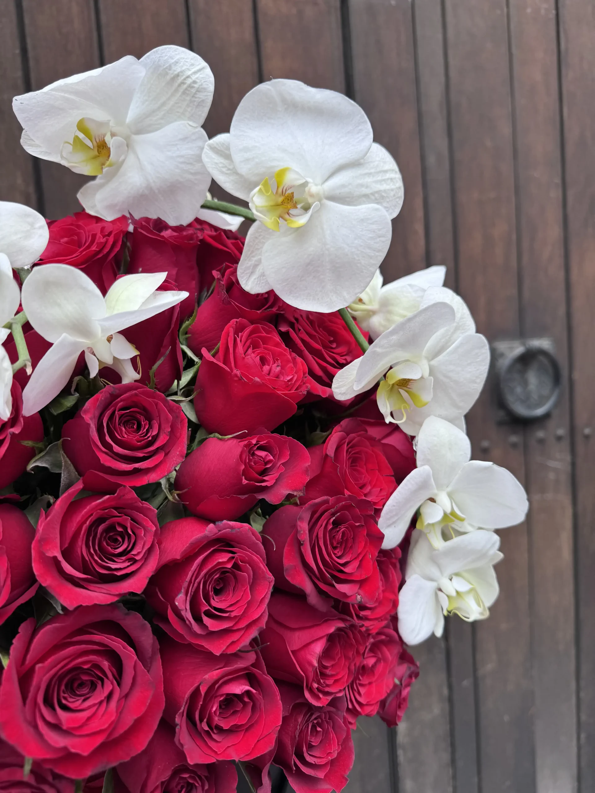 CAJA DE ROSAS Y ORQUIDEAS