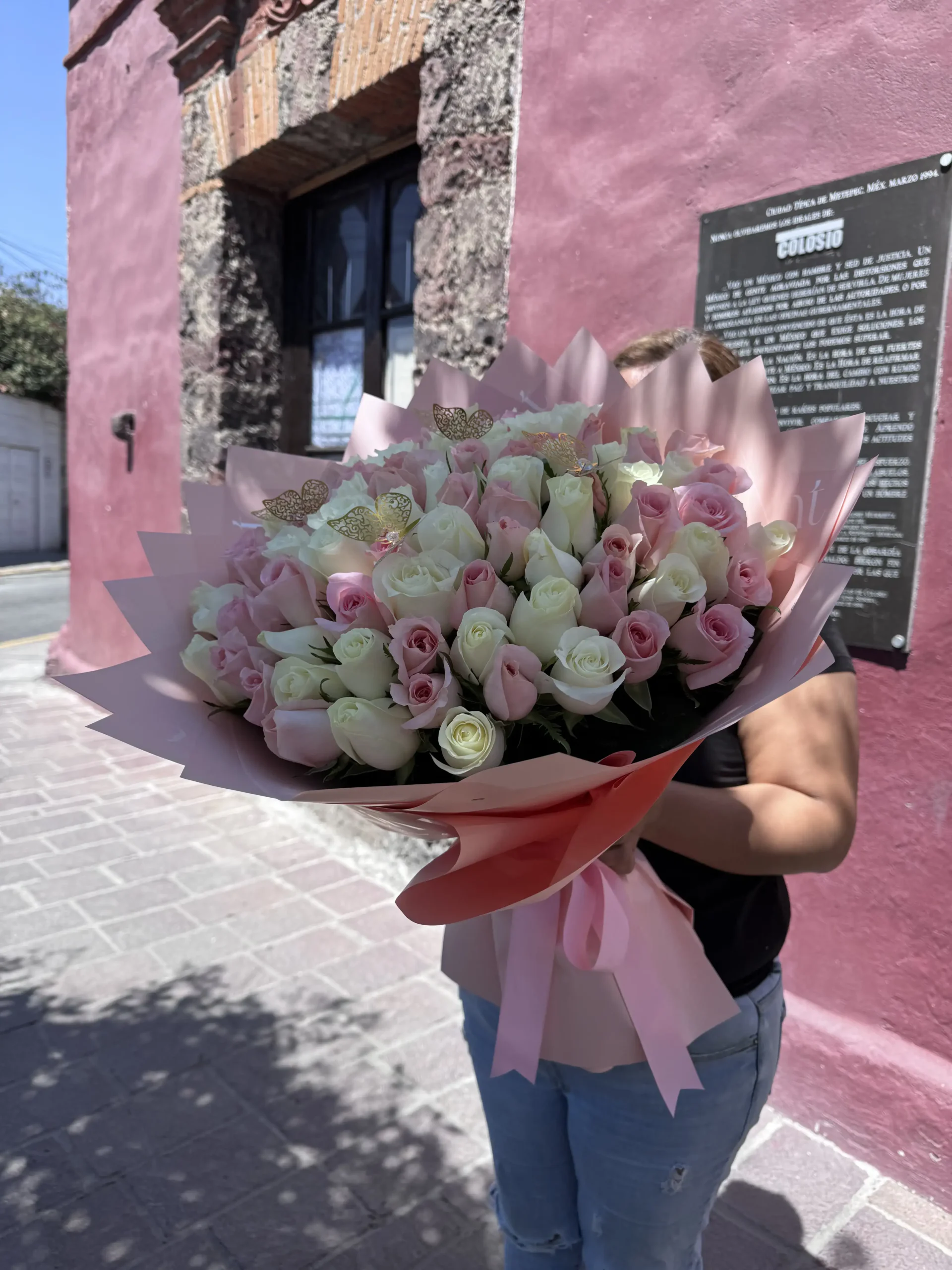 Ramo de 100 rosas blancas con rosa