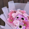 ramo de gerberas con claveles envueltos en papel especial con tecnica coreana
