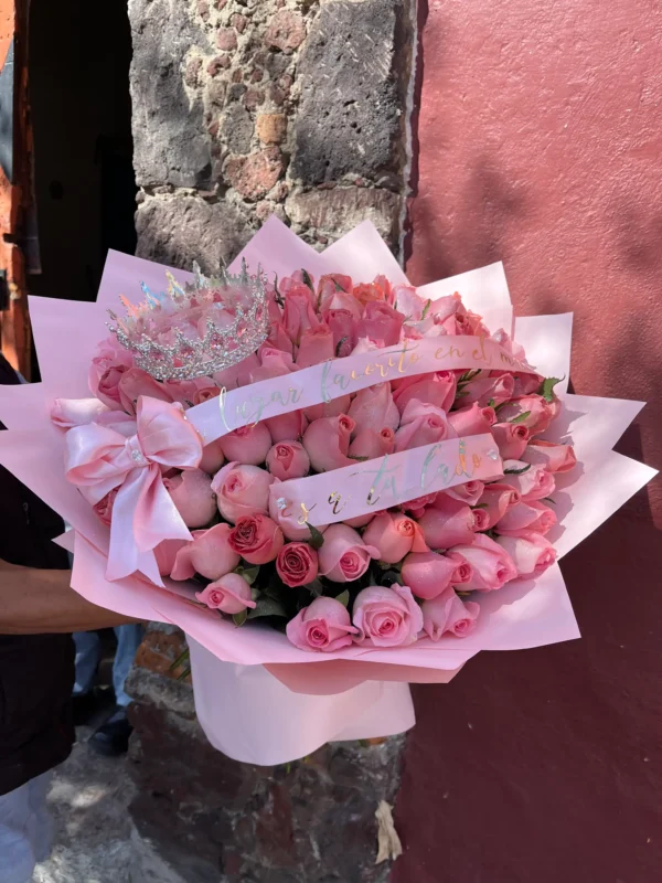Ramo de 100 rosas rosas con liston y corona