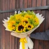 Ramo de 15 giraoles con solidago envueltos en papel especial en picos