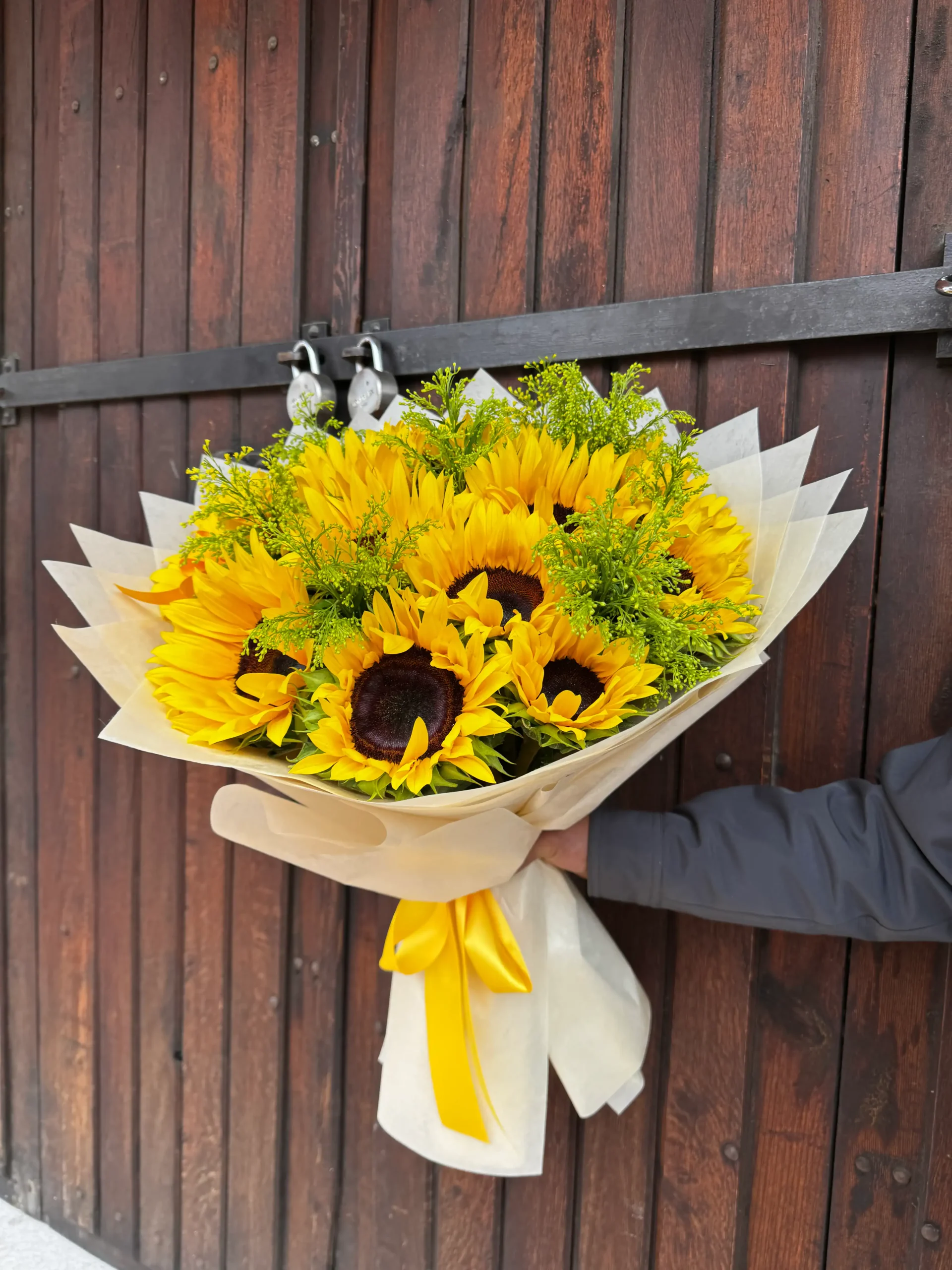 Ramo de 15 giraoles con solidago envueltos en papel especial en picos