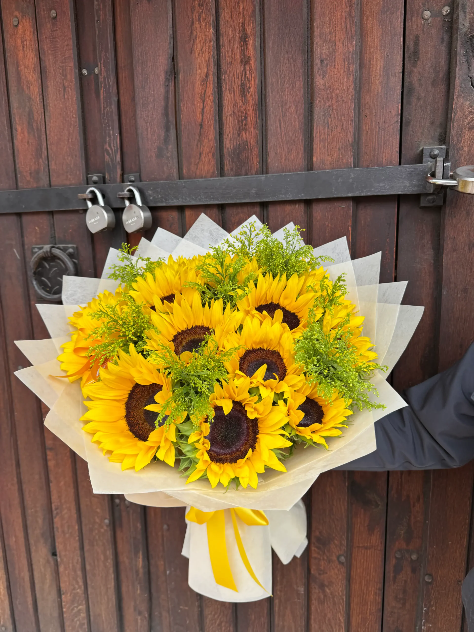Ramo de 15 giraoles con solidago envueltos en papel especial en picos