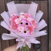 ramo de gerberas con claveles envueltos en papel especial con tecnica coreana