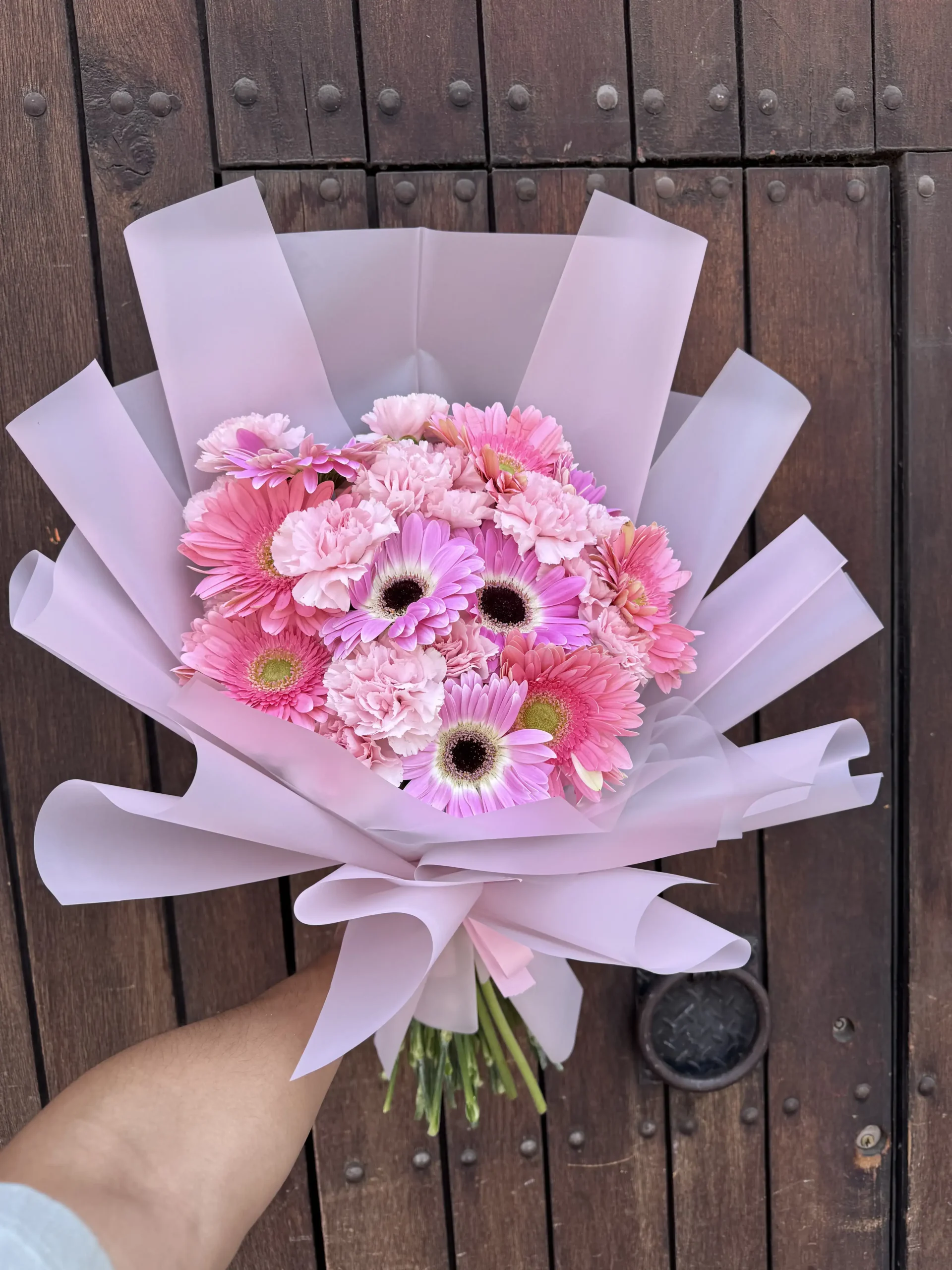 ramo de gerberas con claveles envueltos en papel especial con tecnica coreana