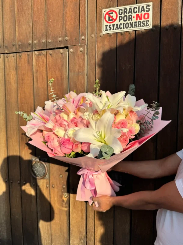 ramo de rosas blancas con rosa y lirios