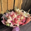 ramo de rosas blancas con rosa y lirios