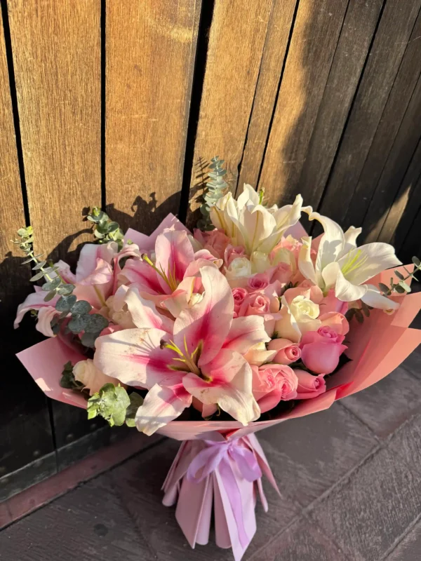ramo de rosas blancas con rosa y lirios