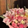 ramo de rosas blancas con rosa y lirios