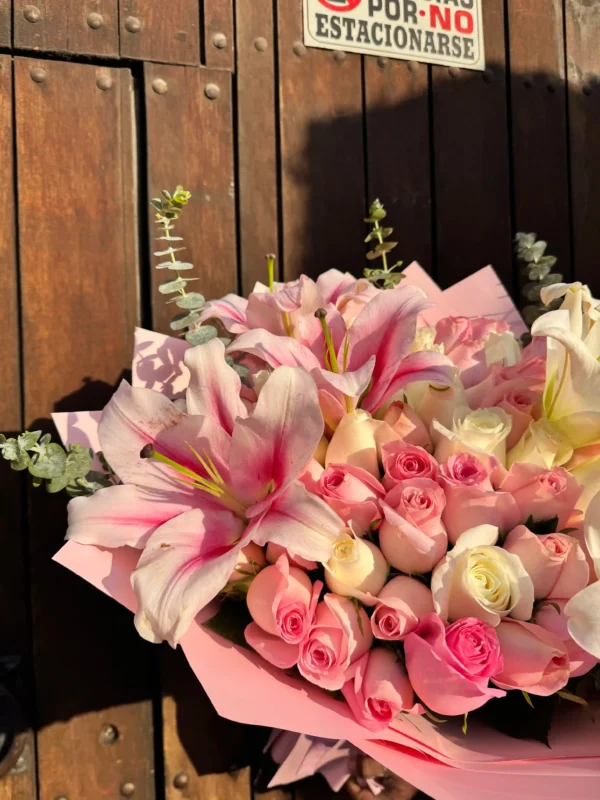 ramo de rosas blancas con rosa y lirios
