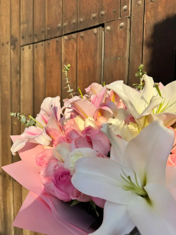ramo de rosas blancas con rosa y lirios