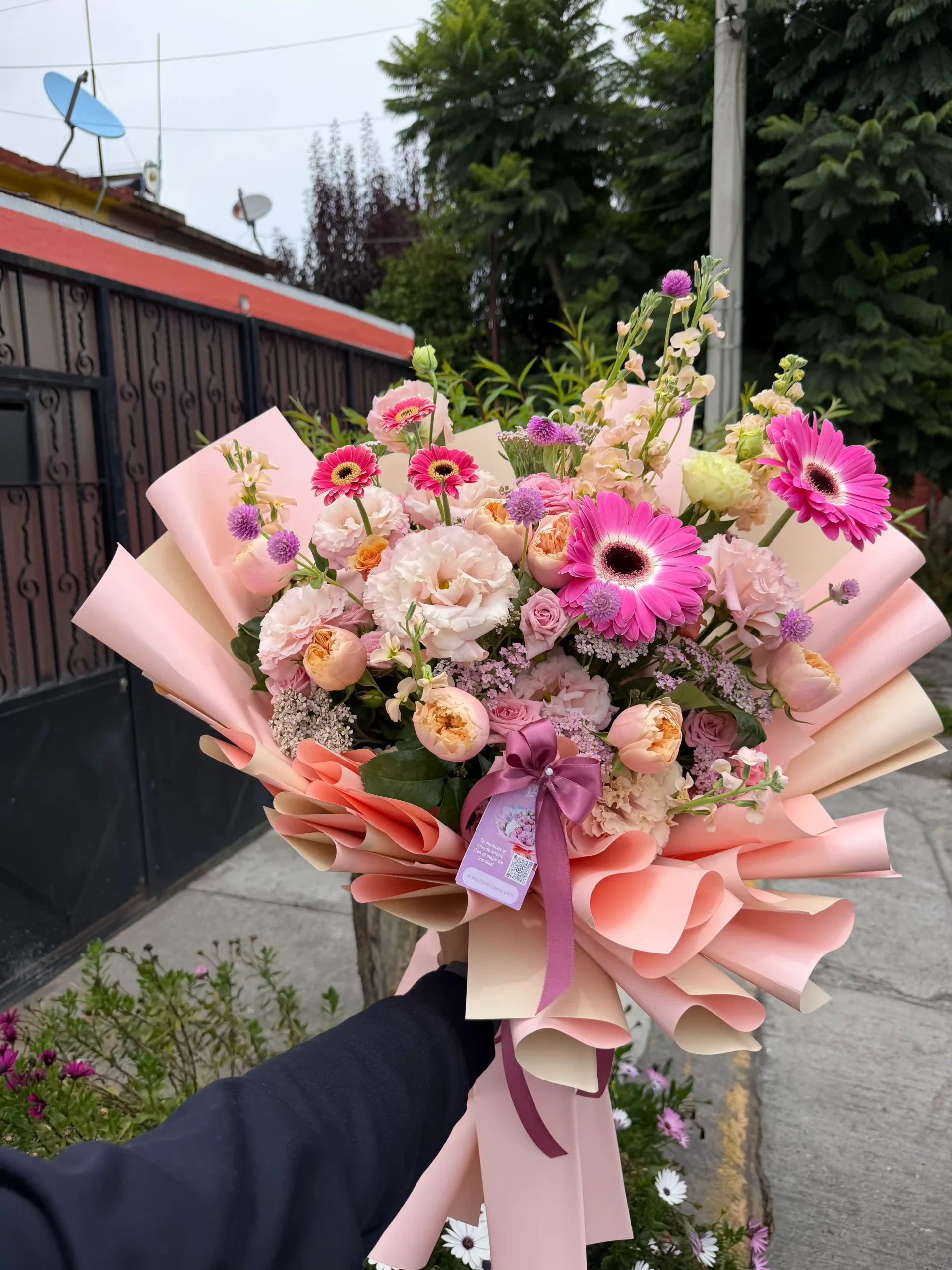 ramo moderno en base con rosa inglesa, mini gerberas, lisianthus y matinal con envoltura estilo coreana